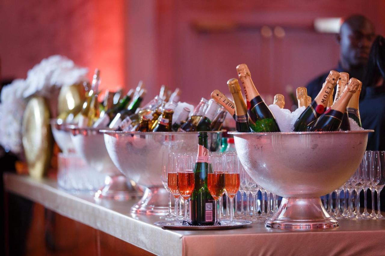Intercontinental New York Barclay Hotel By Ihg Exterior foto Champagne bottles in a champagne cooler