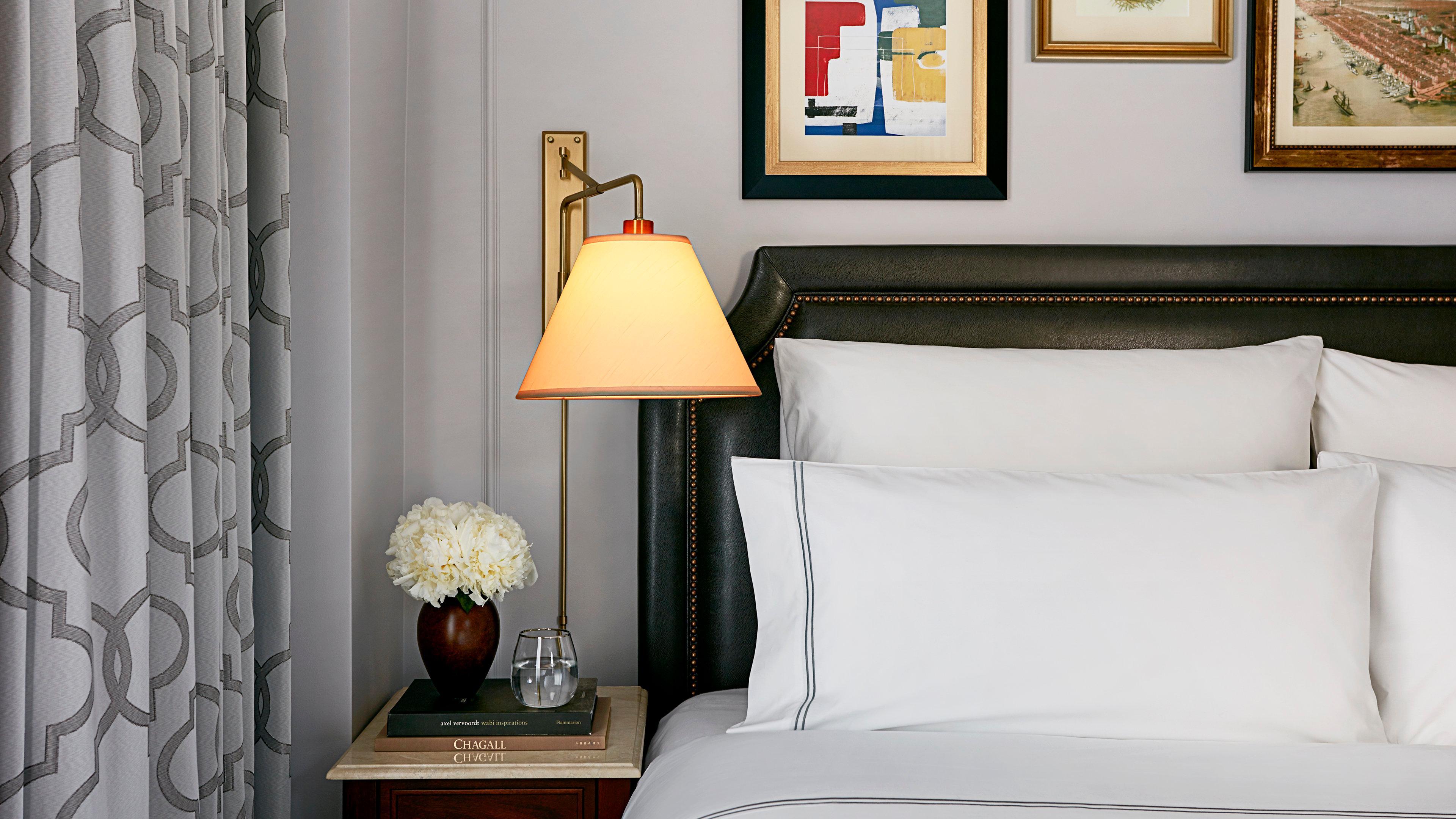 Intercontinental New York Barclay Hotel By Ihg Exterior foto A lamp on a bedside table