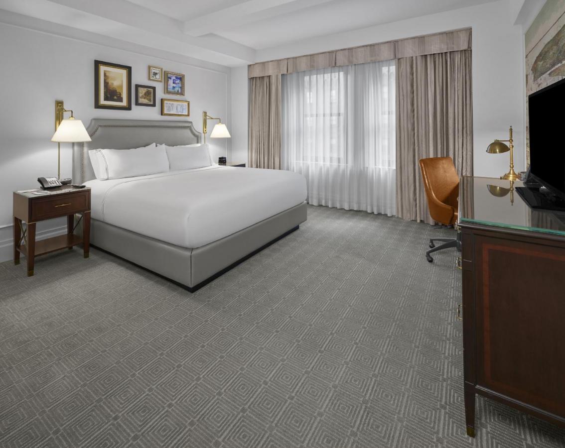 Intercontinental New York Barclay Hotel By Ihg Exterior foto A guest room at the Waldorf Astoria Washington DC