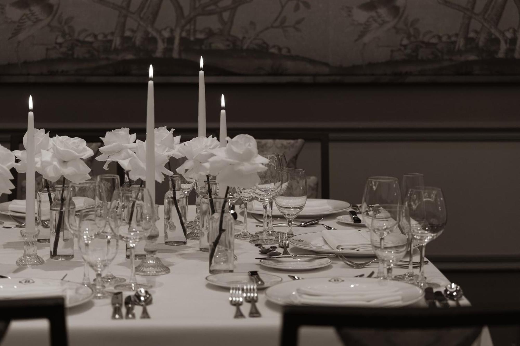 Intercontinental New York Barclay Hotel By Ihg Exterior foto A table set for a formal dinner